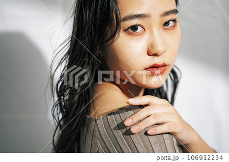 若い女性のポートレート 106912234