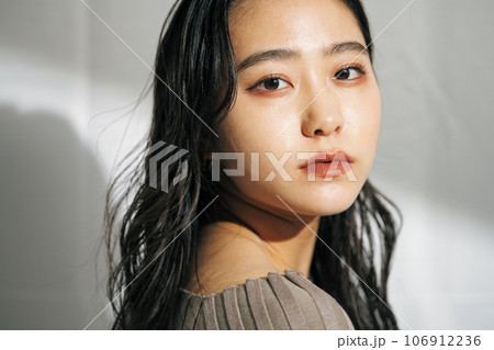 若い女性のポートレート 106912236