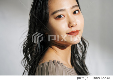 若い女性のポートレート 106912238
