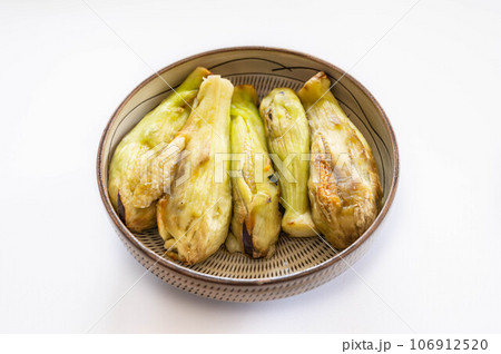 焼いて皮をむいた茄子 焼いて皮をむいた茄子 106912520