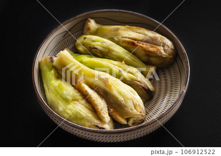 焼いて皮をむいた茄子 106912522