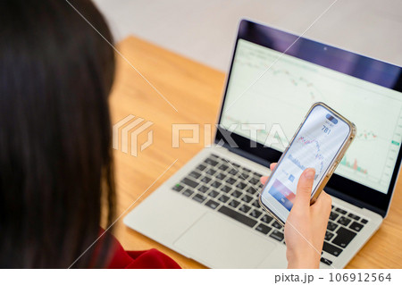 株取引をする若い女性 106912564