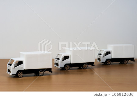 3台並んだ白いトラックのミニカー 3台並んだ白いトラックのミニカー 106912636