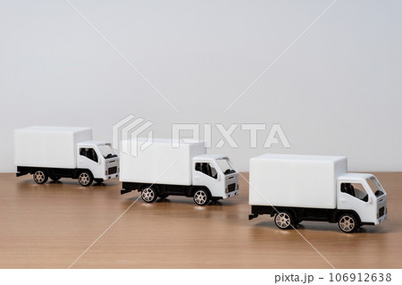 3台並んだ白いトラックのミニカー 3台並んだ白いトラックのミニカー 106912638