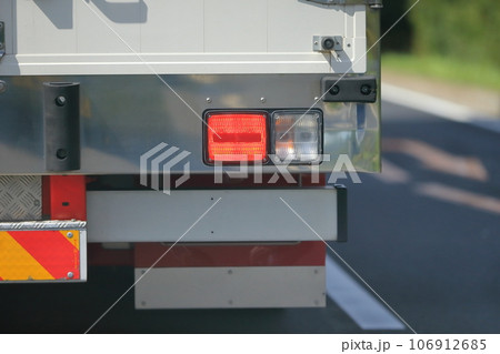 トラックのテールランプ イメージ トラックのテールランプ イメージ 106912685