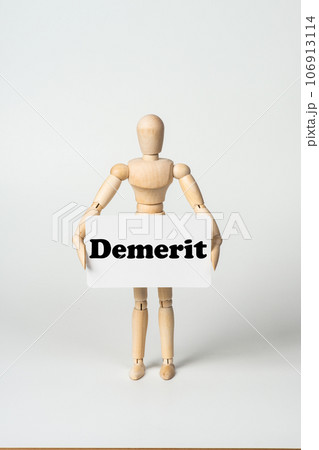 デメリットのカードを持ったデッサン人形 106913114