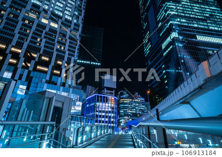 サイバーパンクな渋谷の夜景 渋谷駅東口歩道橋と高層ビル サイバーパンクな渋谷の夜景 渋谷駅東口歩道橋と高層ビル 106913184