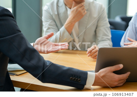 終活　資産運用　相談　手元 106913407