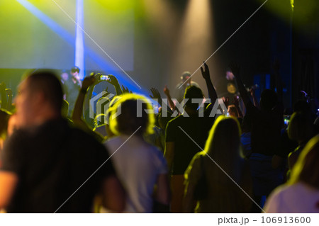 People enjoy a concert in a nightclub 106913600