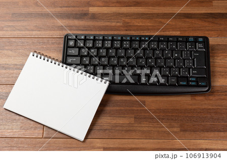 キーボードと白いスケッチブック 106913904