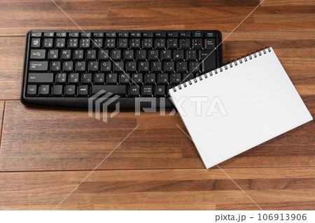 キーボードと白いスケッチブック 106913906