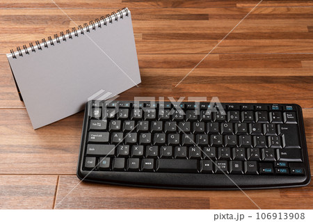 キーボードと白いスケッチブック 106913908