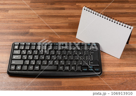 キーボードと白いスケッチブック キーボードと白いスケッチブック 106913910