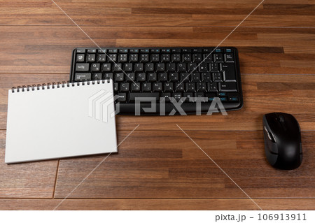 キーボードと白いスケッチブック 106913911