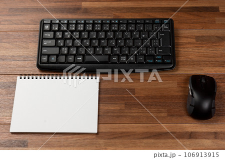 キーボードと白いスケッチブック キーボードと白いスケッチブック 106913915
