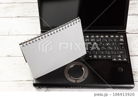 ノートパソコンと白いスケッチブック ノートパソコンと白いスケッチブック 106913920