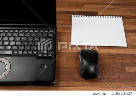 ノートパソコンと白いスケッチブック ノートパソコンと白いスケッチブック 106913924