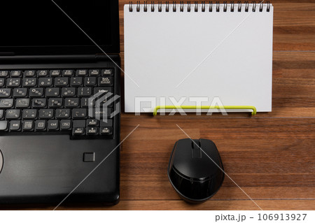 ノートパソコンと白いスケッチブック ノートパソコンと白いスケッチブック 106913927