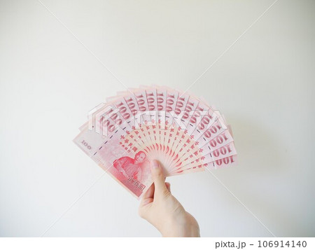 手 両手 手の上 106914140