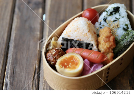 曲げわっぱに入れたおにぎりのお弁当 106914215