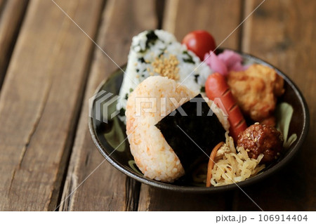 鮭おにぎりとワカメおにぎりのワンプレートごはん 106914404