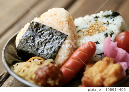 鮭おにぎりとワカメおにぎりのワンプレートごはん 106914406