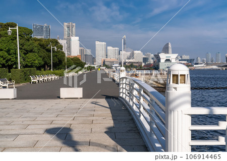 《神奈川県》横浜山下公園・朝の都市風景 106914465
