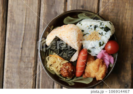 鮭おにぎりとワカメおにぎりのワンプレートごはん 鮭おにぎりとワカメおにぎりのワンプレートごはん 106914467