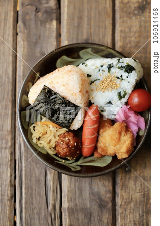 鮭おにぎりとワカメおにぎりのワンプレートごはん 鮭おにぎりとワカメおにぎりのワンプレートごはん 106914468