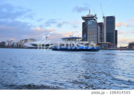 アイ湾を横断するフェリーとアダムタワー 106914505