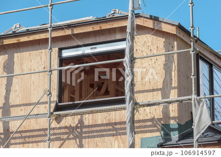 くさび式足場と木造建築現場 106914597