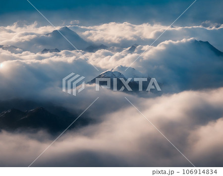 眼下に広がる広大な雲海【AI生成画像】 106914834