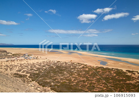 View over a wide beautiful bathing bay on the Canary Island Fuerteventura in the Atlantic Ocean 106915093