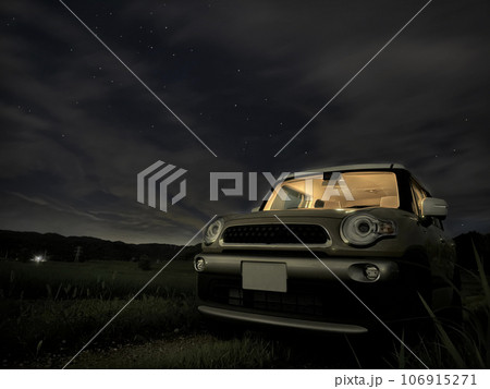 夜の山道とSUV車 106915271