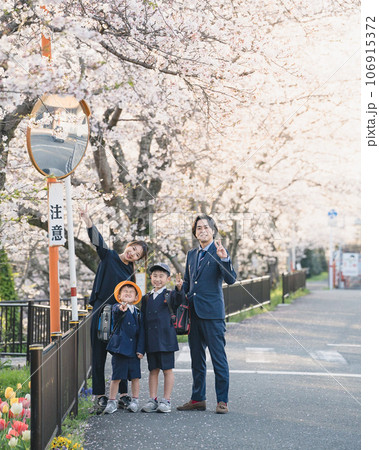 桜の下で記念撮影をする新一年生 桜の下で記念撮影をする新一年生 106915372