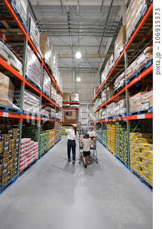 買い物をする親子 106915373