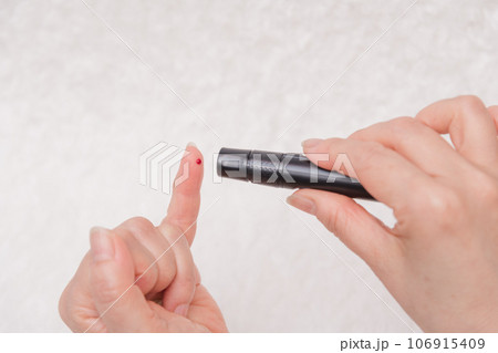 【糖尿病の血糖値測定　血液と針】 106915409