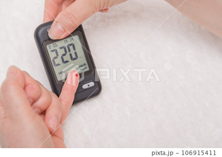 【糖尿病の血糖値測定　血液と測定器】 106915411