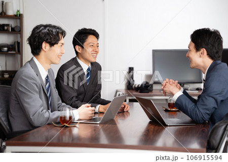 ビジネスマン 会話 ミーティング ビジネスマン 会話 ミーティング 106915594