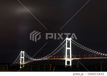 室蘭 ライトアップされた夜の白鳥大橋 室蘭 ライトアップされた夜の白鳥大橋 106915642