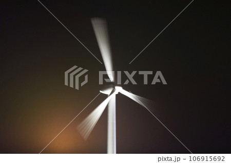 ライトアップされた風力発電のプロペラ ライトアップされた風力発電のプロペラ 106915692