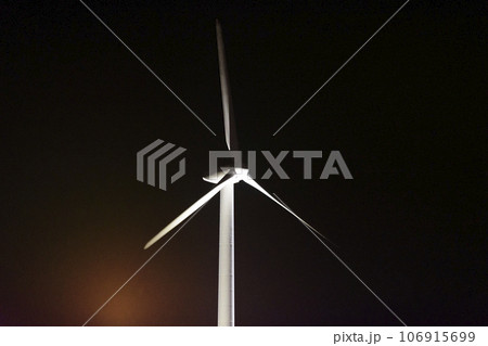 ライトアップされた風力発電のプロペラ ライトアップされた風力発電のプロペラ 106915699