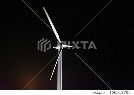 ライトアップされた風力発電のプロペラ ライトアップされた風力発電のプロペラ 106915700