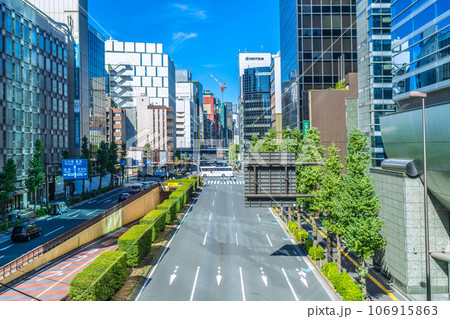 日本の東京都市景観 銀座(画面奥)や新橋地下道入口、昭和通り(地下に都営浅草線)などを望む 日本の東京都市景観 銀座(画面奥)や新橋地下道入口、昭和通り(地下に都営浅草線)などを望む 106915863