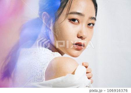 若い女性のポートレート 106916376