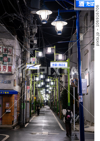 《東京都》ノスタルジックな夜の下町商店街・椎名町 106916706
