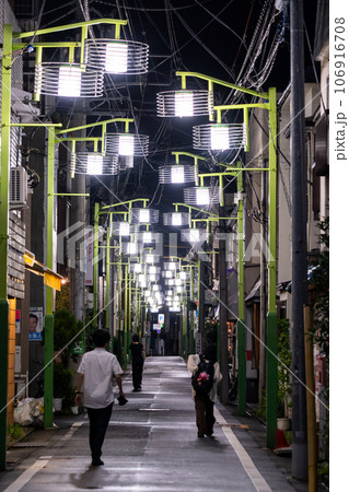 《東京都》ノスタルジックな夜の下町商店街・椎名町 106916708