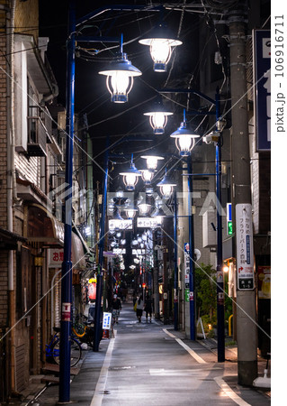 《東京都》ノスタルジックな夜の下町商店街・椎名町 106916711