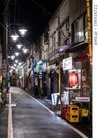 《東京都》ノスタルジックな夜の下町商店街・椎名町 106916722