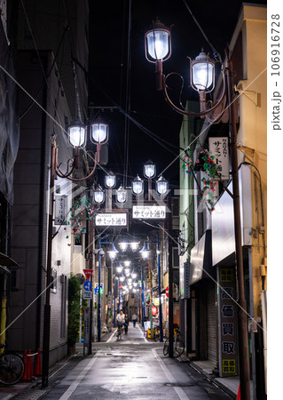 《東京都》ノスタルジックな夜の下町商店街・椎名町 106916728